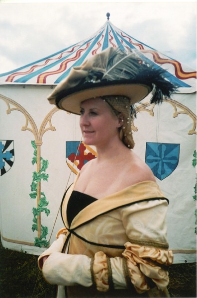 15th Century gold and black halo bonnet