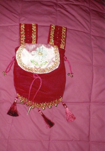 Red velvet pouch with embroidery on silk of Daisy in silkwork and goldwork Red velvet pouch with embroidery on silk of Daisy in silkwork and goldwork