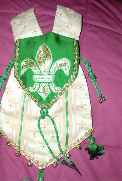Cream brocade pouch with embroidery on green silk of classic fleur-de-lys, in silkwork and goldwork